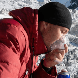 برای ایمنی  بیشتر میتوانید  هنگام کوهنوردی در ارتفاعات زیاد کپسول اکسیژه به همراه داشته باشید 