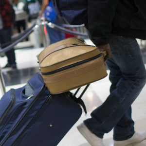 در پرواز  چه قوانینی برای حمل چمدان و ساک دستی وجود دارد 
